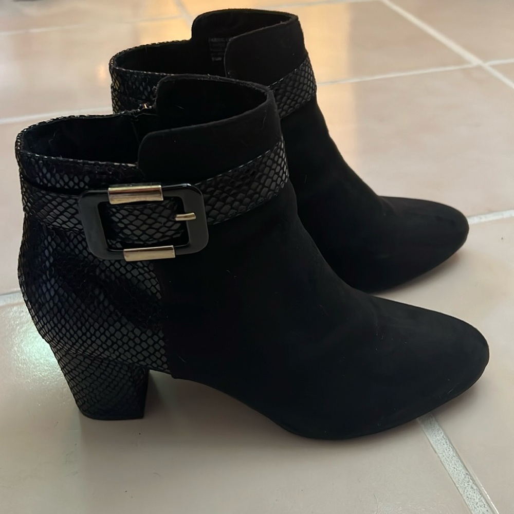 Karen Scott Black Booties 8.5W